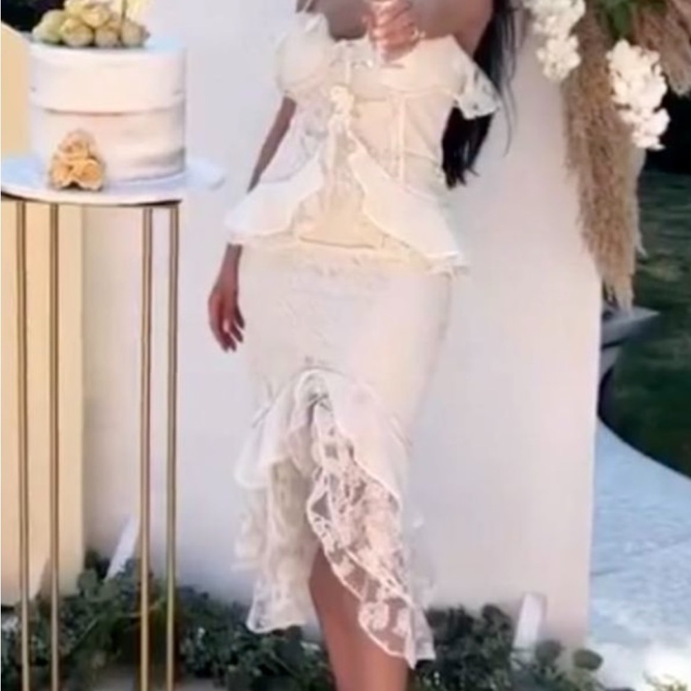 Gorgeous lace midi dress - Picture 2 of 3
